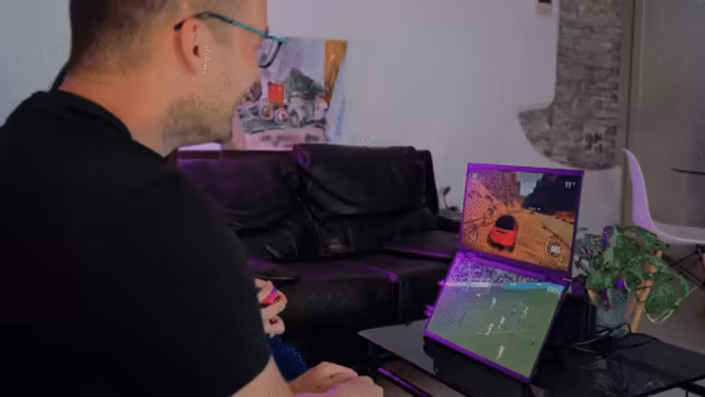 UStation Δ / Delta folding monitor for gaming and entertainment